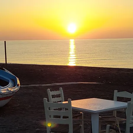 Pleasure Beachside 3* Perissa (Santorini)