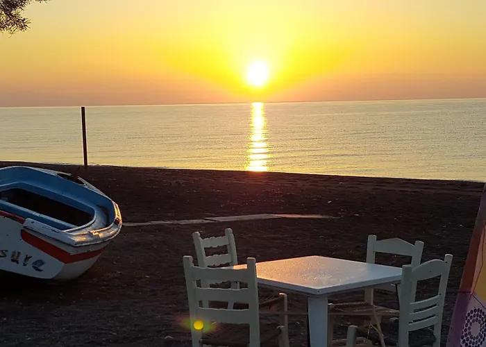 Pleasure Beachside 3* Perissa (Santorini)